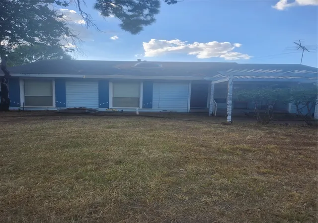 Photo 1 of Single family home for sale at 822 Woodrow St, Arlington, TX 76012 | MLS# 21389769 | Listing updated on 2026-10-10
