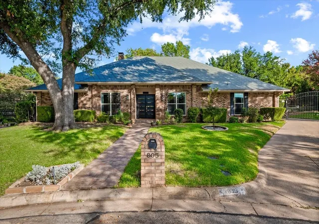 Photo 2 of Single family home for sale at 805 Shadycreek Ct, Arlington, TX 76013 | MLS# 21390245 | Listing updated on 2026-10-06