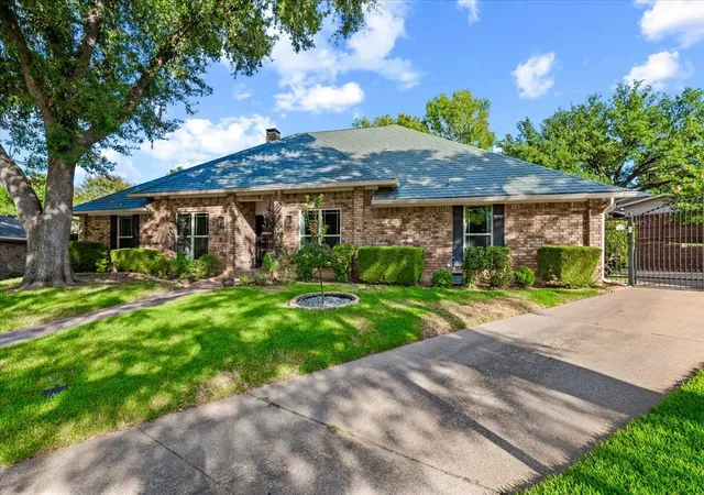 Photo 3 of Single family home for sale at 805 Shadycreek Ct, Arlington, TX 76013 | MLS# 21390245 | Listing updated on 2026-10-06
