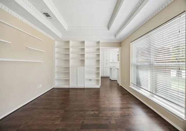 Photo 3 of Single family home for sale at 900 Rosewood Ct, Euless, TX 76039 | MLS# 21390220 | Listing updated on 2026-10-04