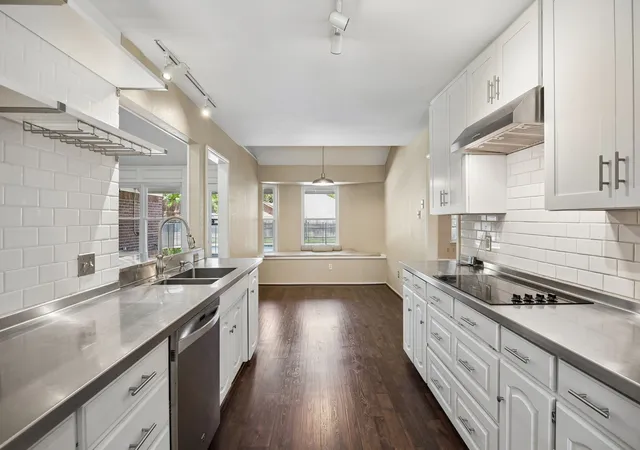 Photo 3 of Single family home for sale at 900 Rosewood Ct, Euless, TX 76039 | MLS# 21390220 | Listing updated on 2026-10-04