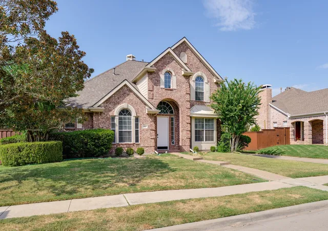 Photo 2 of Single family home for sale at 321 Andre Dr, Irving, TX 75063 | MLS# 21388025 | Listing updated on 2026-09-29