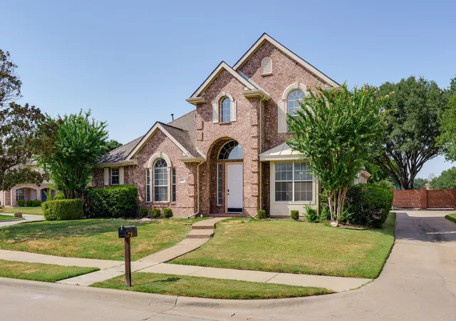 Photo 3 of Single family home for sale at 321 Andre Dr, Irving, TX 75063 | MLS# 21388025 | Listing updated on 2026-09-29