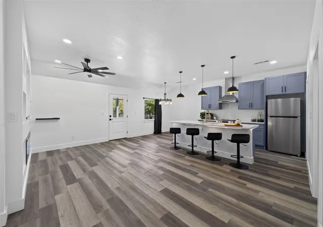 Photo 3 of Single family home for sale at 112 Spring Cir, Red Oak, TX 75154 | MLS# 21388975 | Listing updated on 2026-09-19