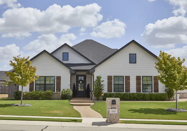 Photo 1 of Single family home for sale at 10124 Charmwood Dr, Woodway, TX 76712 | MLS# 21390290 | Listing updated on 2026-09-26