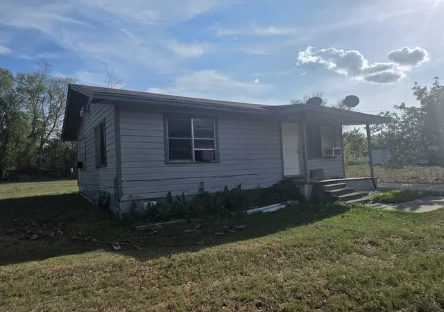 Photo 3 of Single family home for sale at 1218 E Milam St, Mexia, TX 76667 | MLS# 21387285 | Listing updated on 2026-09-19