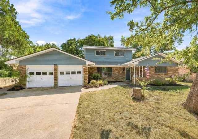 Single family home for sale at 924 Wade Dr, Bedford, TX 76022 | MLS# 21382679