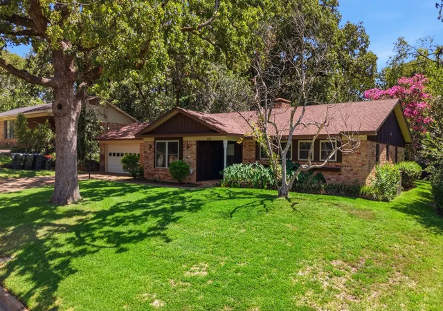 Photo 1 of Sale Pending at 2926 S Keaton Ave, Tyler, TX 75701 | MLS# 21390307 | Listing updated on 2026-09-30