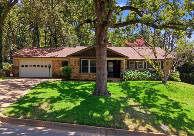 Photo 2 of Sale Pending at 2926 S Keaton Ave, Tyler, TX 75701 | MLS# 21390307 | Listing updated on 2026-09-30