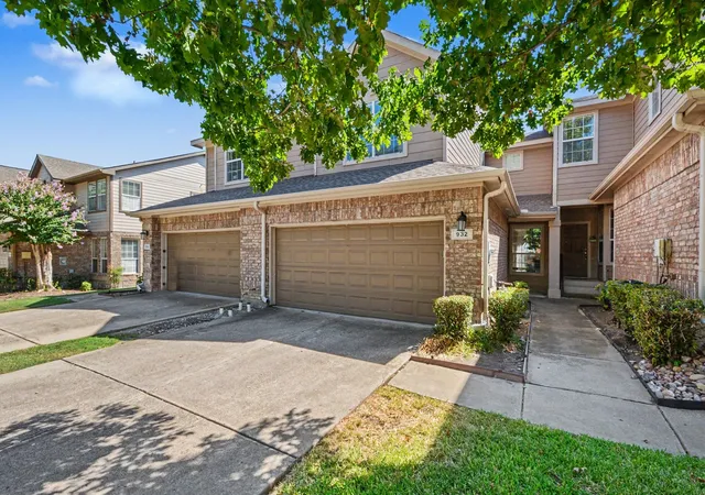 Photo 2 of Sale Pending at 932 Avondale Ln, Plano, TX 75025 | MLS# 21387431 | Listing updated on 2026-10-07