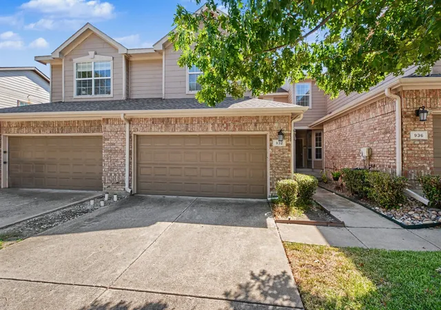 Photo 3 of Sale Pending at 932 Avondale Ln, Plano, TX 75025 | MLS# 21387431 | Listing updated on 2026-10-07