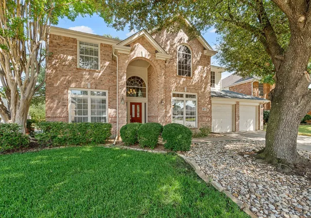 Photo 3 of Single family home for sale at 6605 Fox Glen Dr, Arlington, TX 76001 | MLS# 21364382 | Listing updated on 2026-10-07