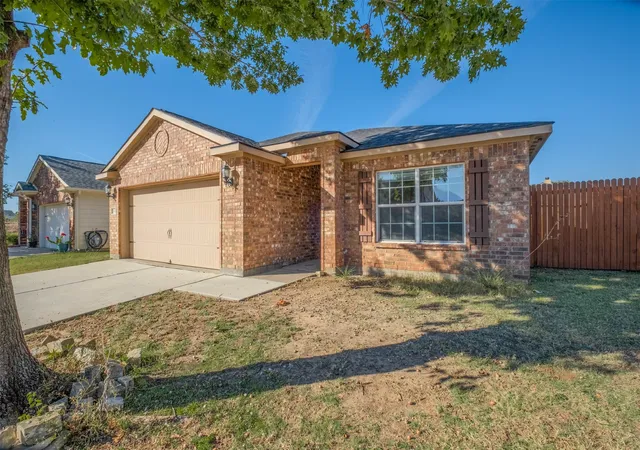 Single family home for sale at 636 Noble Grv Ln, Fort Worth, TX 76140 | MLS# 21389898