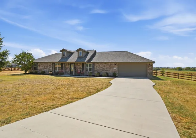 Photo 1 of Single family home for sale at 200 Live Oak Ln, Decatur, TX 76234 | MLS# 21390257 | Listing updated on 2026-10-06
