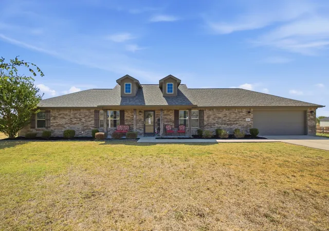 Photo 2 of Single family home for sale at 200 Live Oak Ln, Decatur, TX 76234 | MLS# 21390257 | Listing updated on 2026-10-06