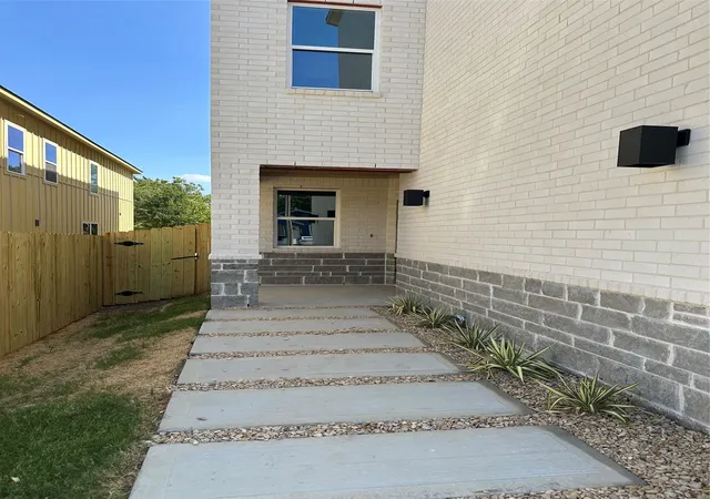 Photo 3 of Single family home for sale at 1318 Diceman Ave, Dallas, TX 75203 | MLS# 21386320 | Listing updated on 2026-10-09
