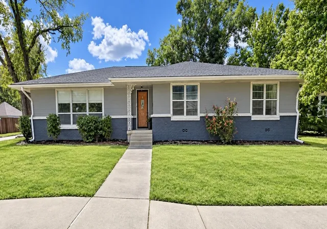Photo 1 of Single family home for sale at 224 E 9th Street, Bonham, TX 75418 | MLS# 21389572 | Listing updated on 2026-09-29