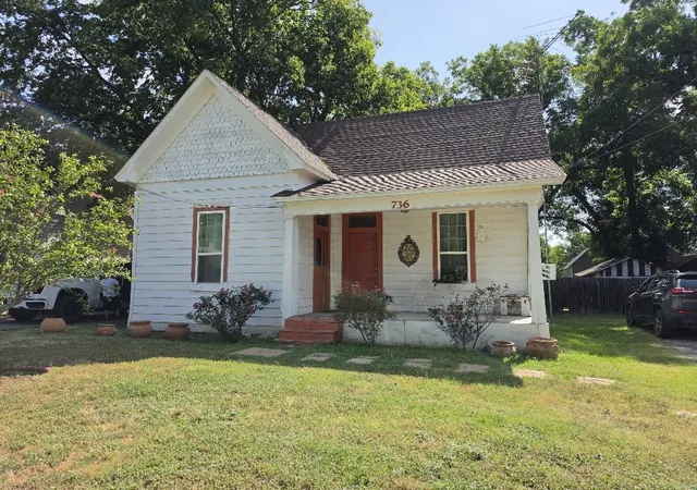 Photo 1 of Single family home for sale at 736 N Robinson St, Cleburne, TX 76031 | MLS# 21390384 | Listing updated on 2026-09-19