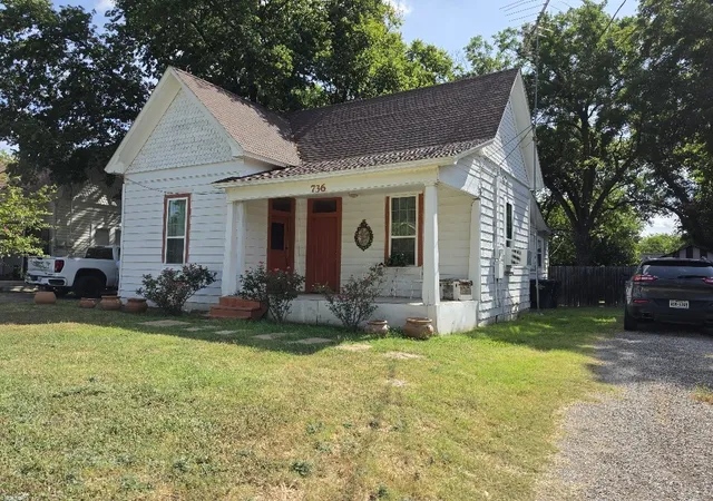 Photo 2 of Single family home for sale at 736 N Robinson St, Cleburne, TX 76031 | MLS# 21390384 | Listing updated on 2026-09-19