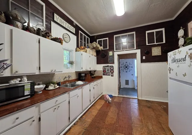 Photo 3 of Single family home for sale at 736 N Robinson St, Cleburne, TX 76031 | MLS# 21390384 | Listing updated on 2026-09-19