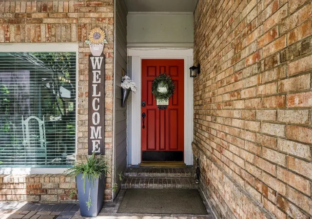 Photo 2 of Sale Pending at 524 Post Oak Rd, Grapevine, TX 76051 | MLS# 21390400 | Listing updated on 2026-09-29