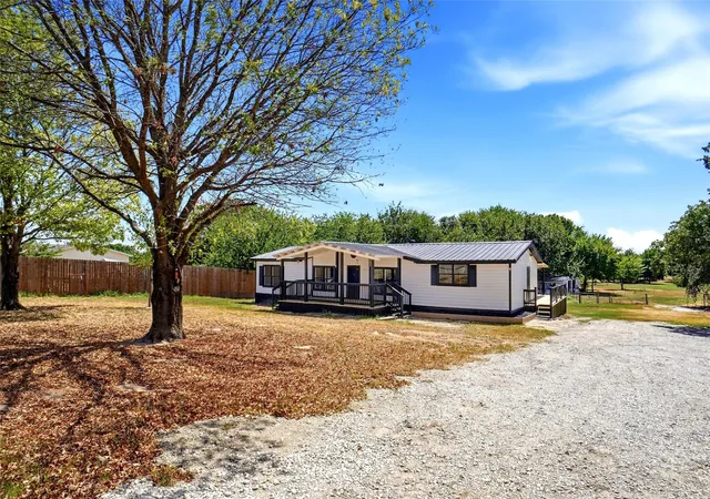 Photo 2 of Manufactured home for sale at 276 Wonder Dr, Springtown, TX 76082 | MLS# 21388443 | Listing updated on 2026-10-09