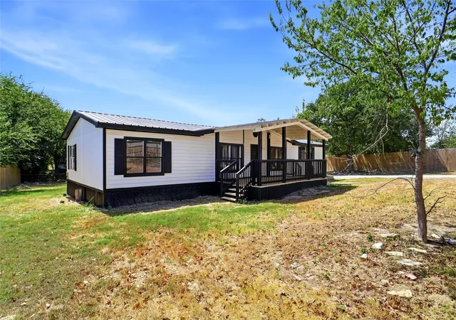Photo 3 of Manufactured home for sale at 276 Wonder Dr, Springtown, TX 76082 | MLS# 21388443 | Listing updated on 2026-10-09