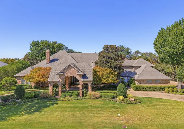 Photo 1 of Mansion for sale at 6200 Forest Highlands Dr, Fort Worth, TX 76132 | MLS# 21384557 | Listing updated on 2026-09-18