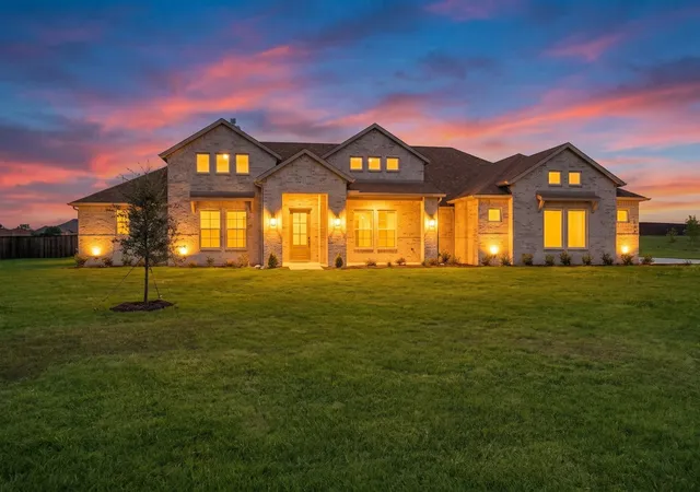 Photo 3 of Single family home for sale at 124 Aiden Dr, Waxahachie, TX 75165 | MLS# 21382312 | Listing updated on 2026-10-09