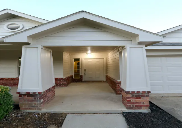 Photo 2 of Single family home for sale at 1000 Warbler Ln, Aubrey, TX 76227 | MLS# 21390435 | Listing updated on 2026-09-19