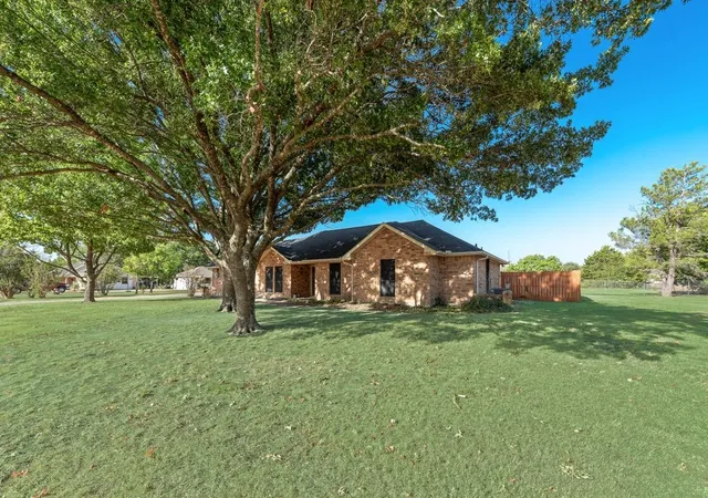 Photo 2 of Single family home for sale at 134 Deborde Cir, Red Oak, TX 75154 | MLS# 21389174 | Listing updated on 2026-10-05