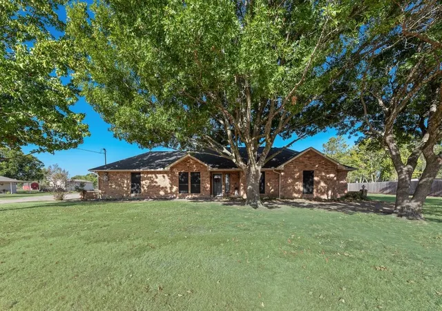 Photo 3 of Single family home for sale at 134 Deborde Cir, Red Oak, TX 75154 | MLS# 21389174 | Listing updated on 2026-10-05