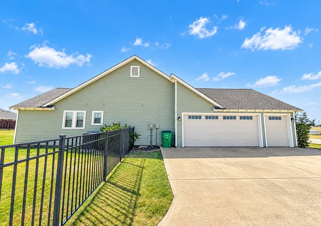Photo 3 of Sale Pending at 916 N Mesquite St, Muenster, TX 76252 | MLS# 21390506 | Listing updated on 2026-10-01