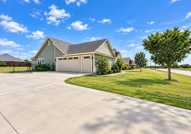Photo 3 of Sale Pending at 916 N Mesquite St, Muenster, TX 76252 | MLS# 21390506 | Listing updated on 2026-10-01