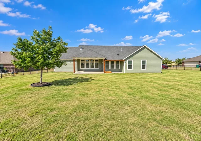 Photo 4 of Sale Pending at 916 N Mesquite St, Muenster, TX 76252 | MLS# 21390506 | Listing updated on 2026-10-01