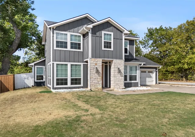 Photo 1 of Single family home for sale at 406 William St, Pottsboro, TX 75076 | MLS# 21390450 | Listing updated on 2026-09-19