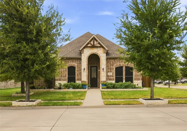 Photo 1 of Single family home for sale at 1612 Tyler St, Waxahachie, TX 75165 | MLS# 21390530 | Listing updated on 2026-10-05