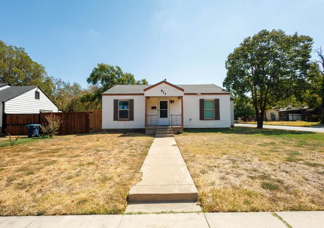 Photo 1 of Single family home for sale at 913 S Sargent St, Fort Worth, TX 76103 | MLS# 21390483 | Listing updated on 2026-10-30