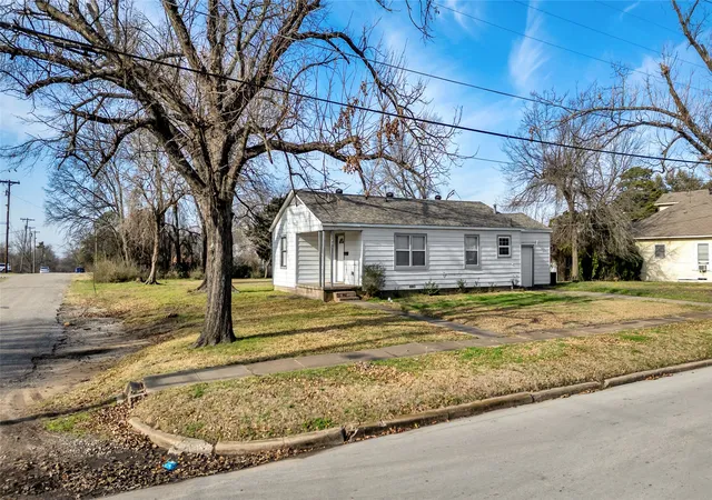 Single family home for sale at 901 Johnson St, Terrell, TX 75160 | MLS# 21390543