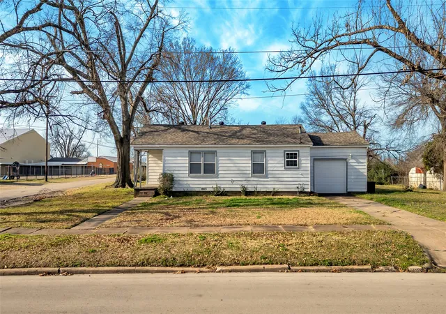 Photo 3 of Single family home for sale at 901 Johnson St, Terrell, TX 75160 | MLS# 21390543 | Listing updated on 2026-10-09