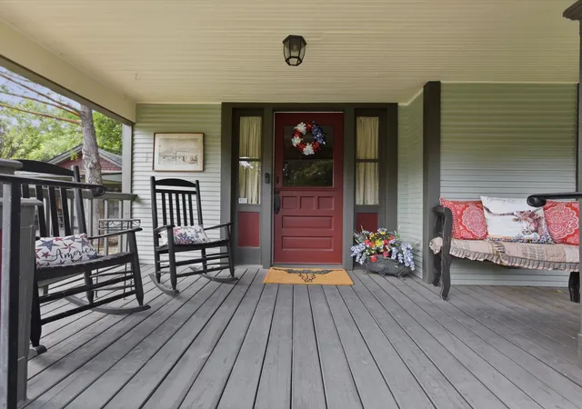 Photo 2 of Sale Pending at 322 W Bridge St, Granbury, TX 76048 | MLS# 21390570 | Listing updated on 2026-09-27