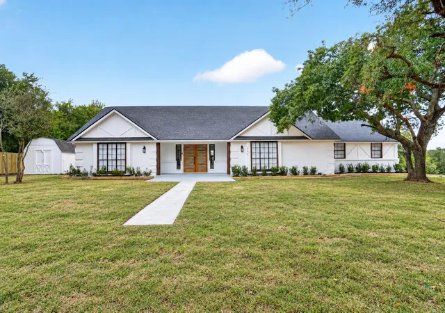 Photo 1 of Single family home for sale at 111 Woodcrest St, Weatherford, TX 76087 | MLS# 21390509 | Listing updated on 2026-10-07