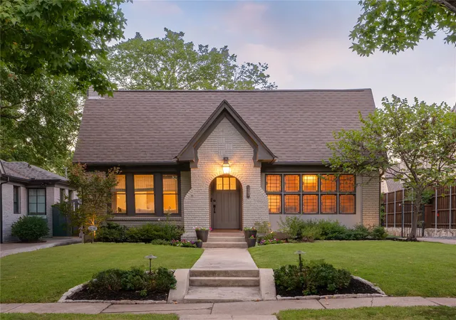 Photo 1 of Sale Pending at 5539 Ridgedale Ave, Dallas, TX 75206 | MLS# 21388982 | Listing updated on 2026-10-28