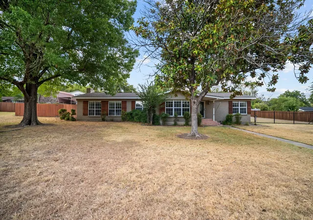 Photo 1 of Single family home for sale at 3709 Pecan Park Dr, Weatherford, TX 76087 | MLS# 21390489 | Listing updated on 2026-10-06