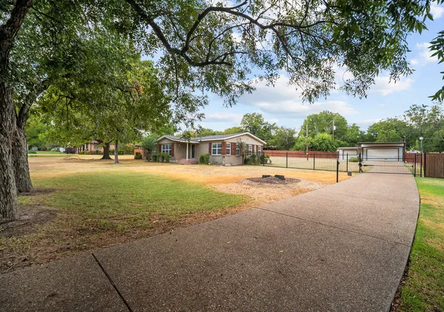 Photo 2 of Single family home for sale at 3709 Pecan Park Dr, Weatherford, TX 76087 | MLS# 21390489 | Listing updated on 2026-10-06
