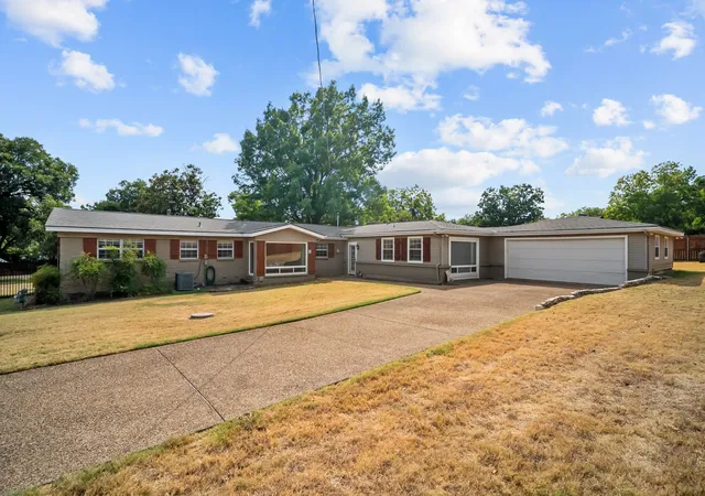 Photo 3 of Single family home for sale at 3709 Pecan Park Dr, Weatherford, TX 76087 | MLS# 21390489 | Listing updated on 2026-10-06