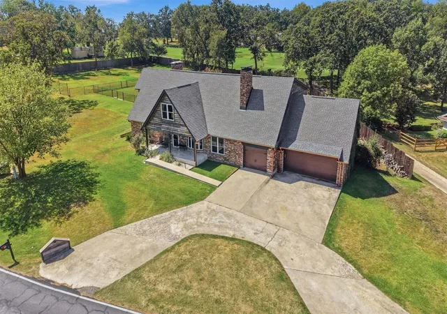 Photo 1 of Single family home for sale at 420 Kiowa Dr W, Gainesville, TX 76240 | MLS# 21386893 | Listing updated on 2026-09-19