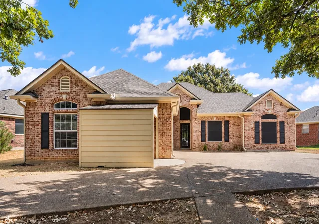 Single family home for sale at 10124 Cougar Ridge Pkwy, Waco, TX 76708 | MLS# 21390395