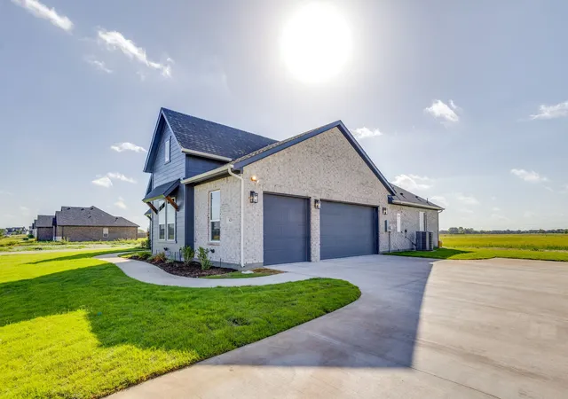 Photo 2 of Single family home for sale at 420 Harvest Time Ln, Venus, TX 76084 | MLS# 21388487 | Listing updated on 2026-09-19