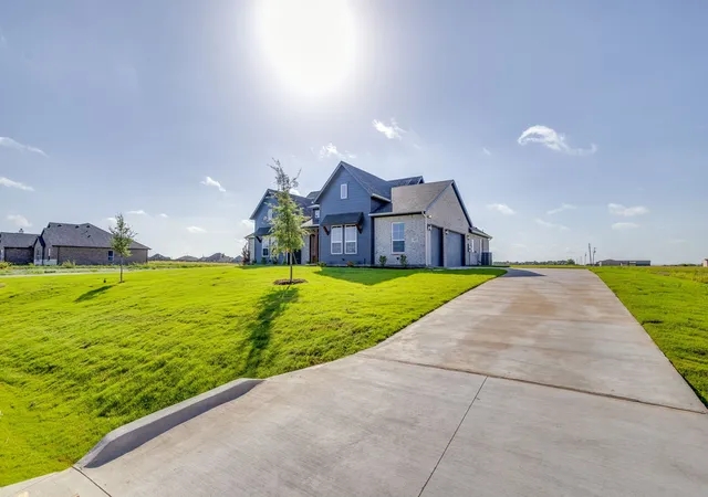 Photo 3 of Single family home for sale at 420 Harvest Time Ln, Venus, TX 76084 | MLS# 21388487 | Listing updated on 2026-09-19